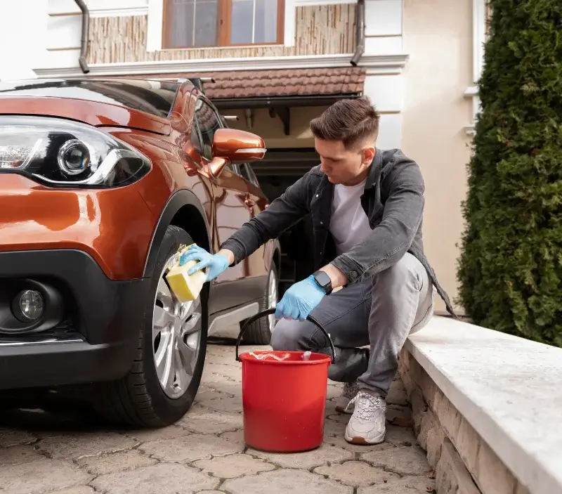 Lavage auto à domicile Presles : professionnel intervenant sur un véhicule